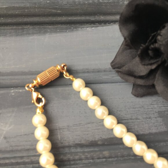 Vintage Faux Pearl Necklace - Picture 2 of 9